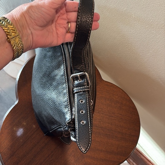 Marc Jacobs  shoulder bag  pebbled leather black  Taupe stitching Great hardware - Picture 11 of 17